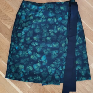 Cos Kjol stl 36 - Vacker omelott Kjol från Cos! 