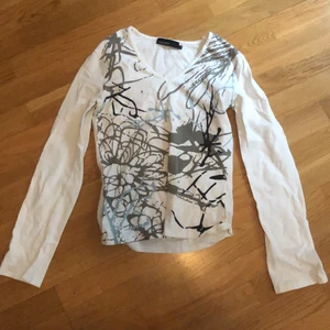 långärmad tröja - riktigt cool långärmad tröja från kappahl storlek S! den har små stenar/nitar på sig o utsvängda armar