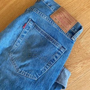 Oanvända jeans från levis - Snygga oanvända jeans från levis. Något lägre i midjan. W30 L34. 170 kr frakt inkluderat 🌞