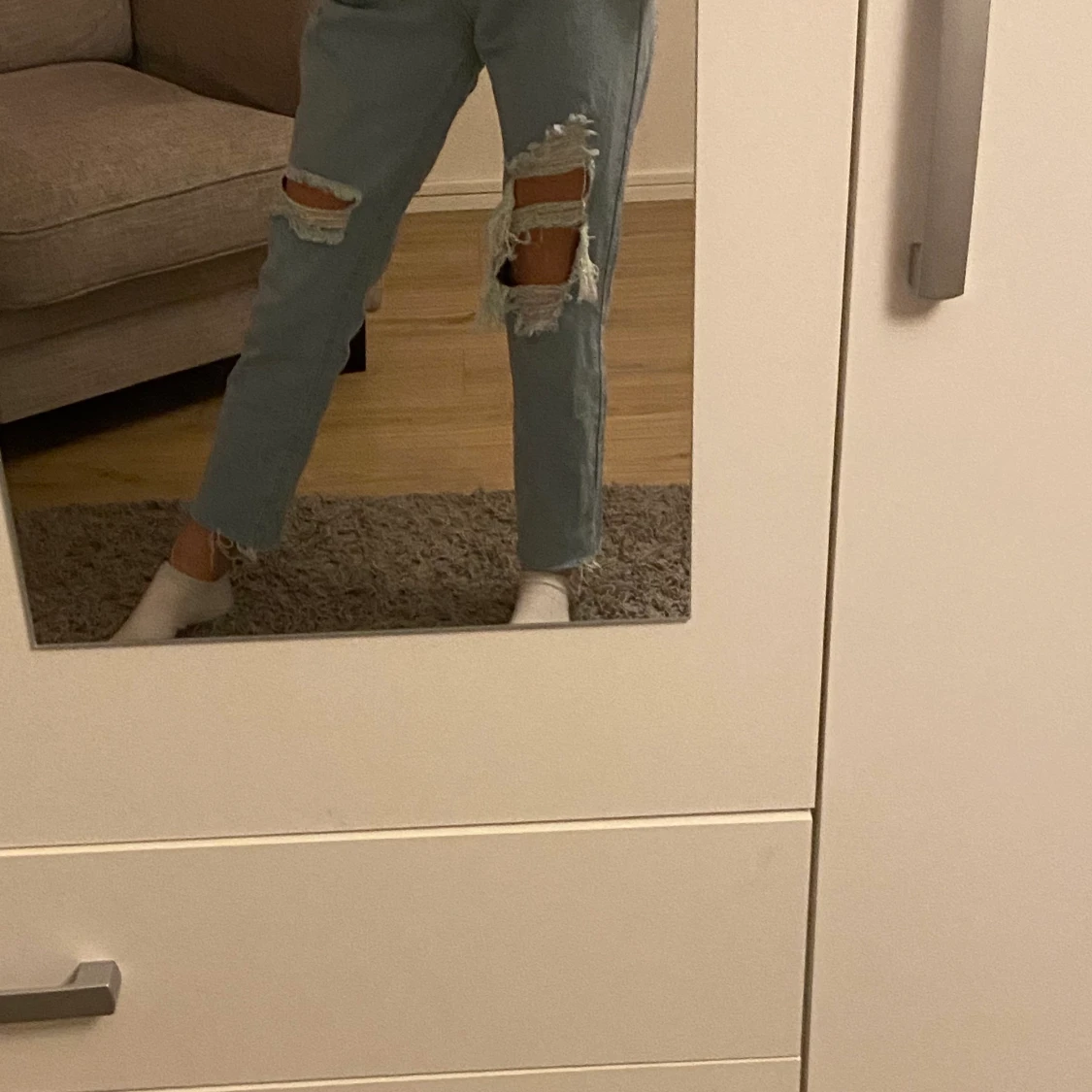 Blå jeans med hål i knäna (S) - 90