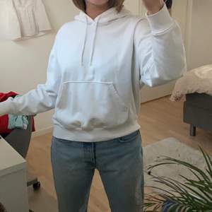 Vit oversized hoodie från Weekday! Köpt för 350kr, säljer för 100kr. Storleken är xs, men modellen är oversized så passar på mig som är M. Kontakta för frågor!