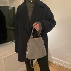 Stella McCarbey, falabella mini tote  - Väska från Stella McCartney i modellen ”falabella mini tote”.  fint skick och allt med kommer; dustbag, äkthetsbevis, kvitto och påsen från butiken. Kortade ner kedjan hos en skomakare så att den inte skulle hänga ner så långt. Men går fortfarande att ha väskan crossbody samt att sätta tillbaka den igen! Kedjan medkommer självklart också :)