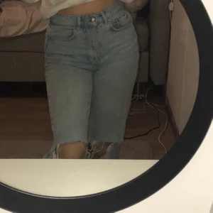 gina tricot, high waist jeans. - de ” trendiga ” gina tricot jeansen. Bild nummer 2 är från hemsidan så man ska se lite bättre. Ny pris: 599kr ( endast använda 2-3 ggr då de är lite för små ) storlek: 34 