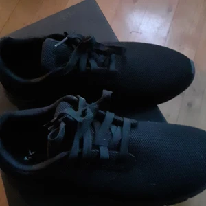 Gympaskor - Knappt använd. Obekväma passar både på kontor och i vardagen. 