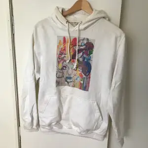 Hoodie från thecoolelephant i storlek S. Säljer för att det inte är min stil längre. Använd endast ett fåtalgånger, inga defekter och trycket är inte slitet. Nypris 599, säljer för 200 kr. Kan mötas upp eller frakta men köparen står för frakten.