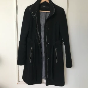 Svart kappa - En klassisk svart kappa från vero Moda. Storlek S. Säljer för att den inte kommer till användning. Sparsamt använd och inga defekter eller liknande. Säljer för 250 kr och kan antingen mötas upp eller frakta men då står köparen för frakt💕