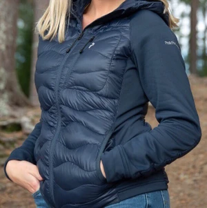 Peak Performance Jacka - Beställde den för 3,5 vecka sen, aldrig använd pga för liten. Prislapparna, påsen/fraktpåsen allt är kvar. Jag köpte den för 2199 kr på stadiums hemsida. Färgen är mörk mörk blå nästan som svart. Jag står inte för frakten och jag kan även sänka priset! 