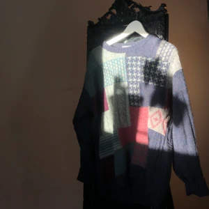 Stickad tröja - Sjukt snygg vintage och väldigt unik stickad tröja! Fina färger, tycker det blir så fint till jeans med flera nya nyanser av blå! Från det italienska märket noba. Står storlek L, men skulle nog säga mindre, jag är ca xs-s som referens. Skriv om du har frågor eller om fler bilder önskas☺️☺️ pris kan diskuteras!