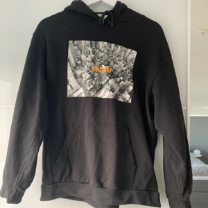 Hoodie från hm - Säljer denna hoodie som jag köpt på HMs herravdelning. Hör av er om ni vill ha fler bilder💗