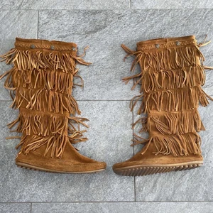 Minnetonka skor - Minnetonka skor i storlek 37, köpta för något år sedan för ca 2000 kr. Använda men fortfarande i bra skick 🤍 slutsålda på många ställen, och priset går att diskutera!!