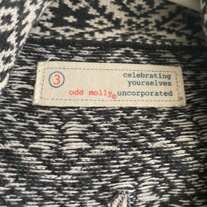 Odd Molly kofta  - I använt skick men fin. Finns ett litet hål i armhålan som absolut går att laga då hålet är i sömmen. Nypris, 1800 kr