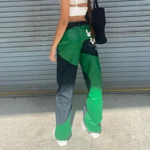 Coolaste Jaded London x Sydney jeans - Det coolaste jeansen från Jaded London x Sydney kollektionen. Är tyvärr för stora i midjan för mig så tänkte sälja då det är struligt med retur. Helt oanvända och nyköpta. Är w28 på hemsidan och skulle pass S/M. Kostade 785 kr + tull och säljer för 650 + frakt. Går att ha längre ned på midjan som jag har på bilden och då passar det bra på mig men jag ville ha dem högre upp. 