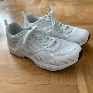 Vita sneakers - Vita sneakers från Lager157. Säljes pga inte passade. Storlek 38. Sparsamt använda, köptes nyligen. Kan mötas eller skickas med Postnord skicka lätt.