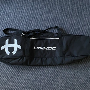 Unihoc innebandybag  - I princip helt ny innebandybag från Unihoc, svart med silver-tryck. 250kr + frakt som jag tror landar på 99kr (spårbart med postnord) 😊