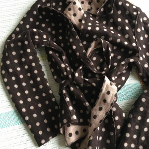 Bindejakke / bindesweater - Jakke eller sweater med bælte i 100 % uld. Der står str 42 i den, men den passer også en 36