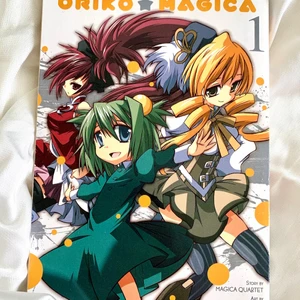 Puella Magi Oriko Magica Manga - Manga ー Puella Magi Oriko ☆ Magica 60;- ( Originalpris 119;- ) Kan mötas i Stockholm / Frakt: +25;- – Engelskt tal / English text – Svag gulning på toppen men annars bara läst en gång / Slight yellowing on top but otherwise it’s only been read once