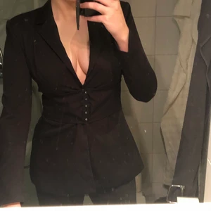 Kavaj med korsett i midjan - Aldrig använd, endast testad. Ifrån h&m. Inga defekter.