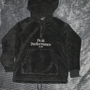 Peak Performance - Skön teddy tröja från peak performance, går att dra åt den i midjan så den blir mindre i midjan.  Endast testad & legat i garderoben sen dess.                                                                                           Köpt från ridestore för 1 år sedan, ny 1200.