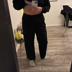 Vida kostymbyxor  - Ett par vida kostymbyxor från monki. Storlek 48 men jag har sytt in knappen några centimeter så just nu är dom nog en 46a (knappen går att sy tillbaka dit den var från början om du så vill) . Köparen står för frakten.