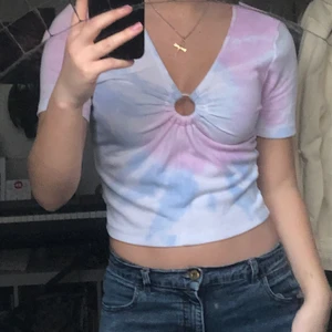 Tiedye top/magtröja - Magtröja från Junkyard. Tiedye mönster. Lite nopprig men inget man märker. Kom privat för fler bilder!
