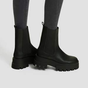 Jag säljer dessa snygga boots från PULL&BEAR på grund av fel storlek. Nyskick, endast använda ett fåtal gånger. De är väldigt sköna att gå i och passar perfekt till alla årstider. 