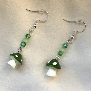 Örhängen - Ett par söta handgjorda örhängen! Nickelfria krokar. Dessa finns även i guld. Frakt tillkommer på 13kr 💚🍄