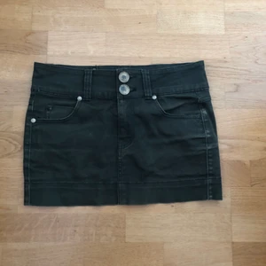 Kjol  - Sjukt fin kjol som tyvärr är för stor. Fett snygg nu till höst/vinter med svarta tights under. Passar en s-m skulle jag säga. 