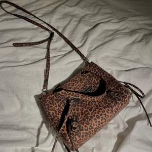 Asball crossbody väska med leopardmönster! Väskan är köpt på Nelly för två år sen och endast använd enstaka gånger sen dess. Den rymmer relativt mycket och har dessutom ett innerfack och litet ytterfack. Säljer för att den inte kommer till användning 💓💓