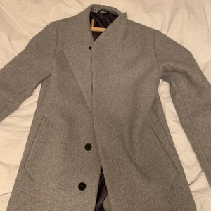 Ljusgrå premium rock i storlek xs  - Säljer min Premium Rock från Jack & Jones. Den är i storlek Xs men sitter som en större small. För referens är jag 179cm och väger ca 67kg, och den sitter nu precis på mig. Orignalpriset är 1700kr i butik, kvittot finns ej kvar.