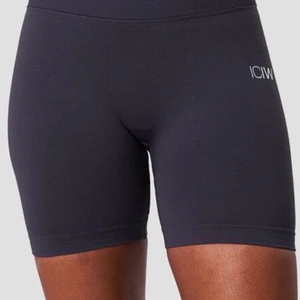 ICIW träningsshorts - Säljer mina träningsshorts från ICIW i str S, då dom inte passar och hann inte skicka tillbaka dom. Endast provad så är i nyskick.  Nypris 449, jag säljer dom för 280