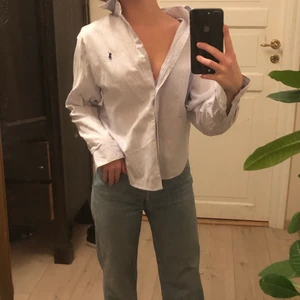 Skjorta - Säljer denna skitsnygga skjorta från Ralph Lauren, då den inte kommer till användning. Det är en äldre modell men i mycket bra skick. Det står storlek L men den passar mig och jag är en XS/S. Nypris ca 1000kr tror jag. Köparen står för frakten! Buda i kommentarerna 💕💕