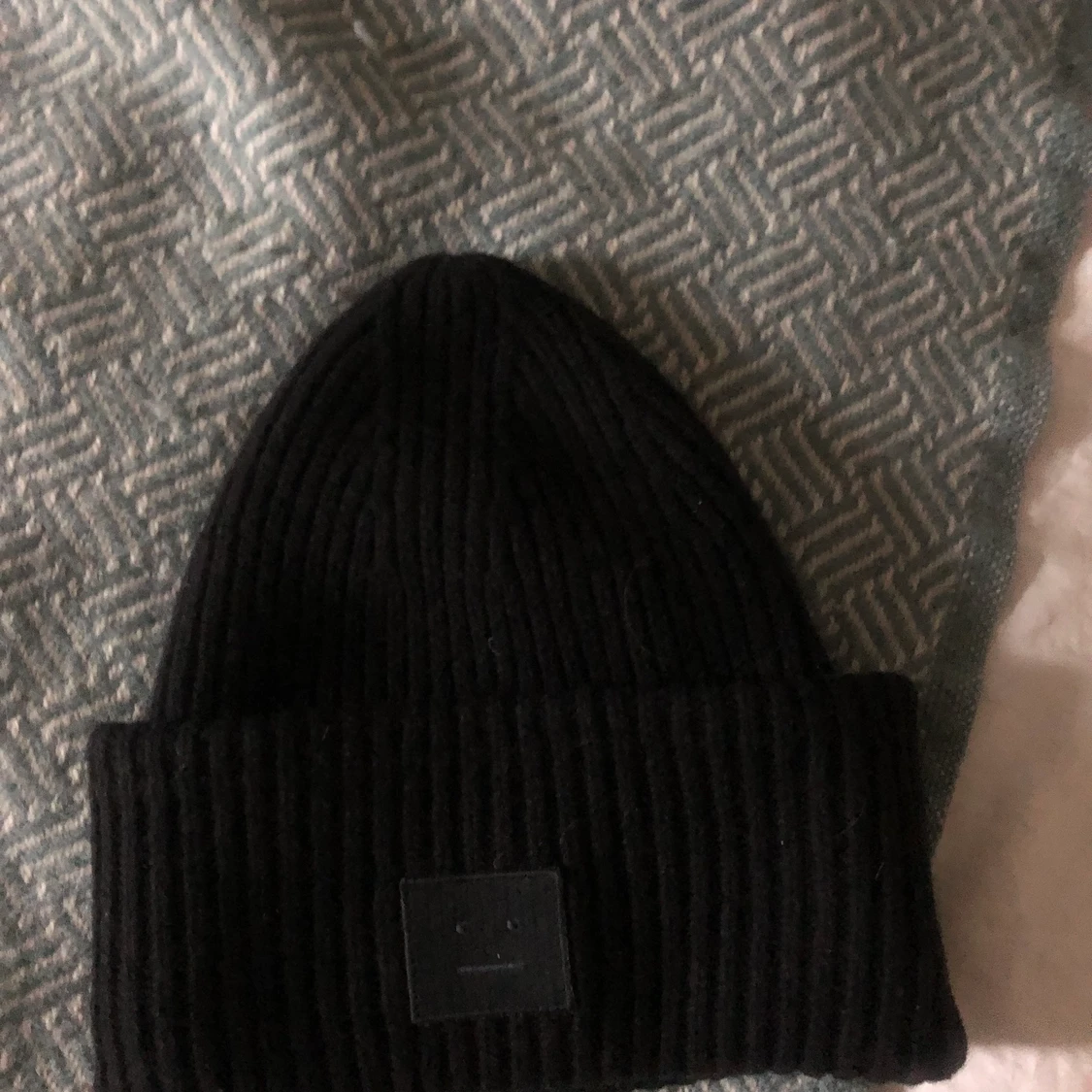 Svart acne mössa  - 90