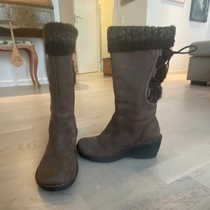 Uggs - Säljer mina skitsnygga vinterskor från Uggs Australia strl 37/38❄️  säljer då jag tyvärr växt ur dom 🌸 de är fodrade och varma, har en liten klack och är supersköna att gå runt med🥰 pris: 250kr, kan mötas upp eller skicka på posten (köparen står för frakt)
