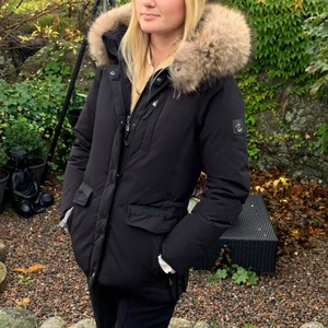 Hollies jacka nyskick! - Jättefin jacka ♥️ Inte sett denna modell/tyg/päls på någon annan, köpt på jackan.com ♥️ I nyskick, säljer pga den kommer inte till användning eftersom jag har många jackor! ♥️ nypris 4000 kr