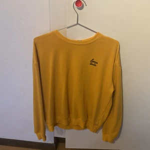Gul sweatshirt  - Säljer nu min gula sweatshirt från H&M köpte den av en kompis . Men inte kommit till användning säljer den för 30 kr . Storlek M 