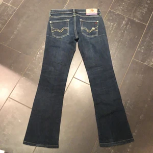 Lågmidjade jeans  - Säljer dem här lågmidjade jeansen från replay! Köpte dem på en marknad men de va tyvärr för små, skriv till mig om du är intresserad eller undrar någonting 💕