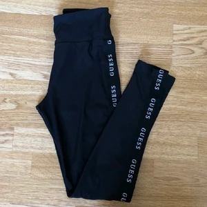 Träningstights Guess - Använda ca 1-2 gånger endast. Storlek xs.  Finns även en bakficka baktill😊