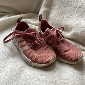 Adidas skor - Säljer mina otroligt sköna Adidas skor då jag inte använder dem så mycket💕 kunden står för frakten🌸
