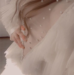 Natasha top cream Ida Sjöstedt  - Natasha Top Cream från Ida Sjöstedt med tyll och spets, detaljer med pärlor. Lite oversize och stor i storlek. Så gott som ny och helt oanvänd, prislappen är kvar.