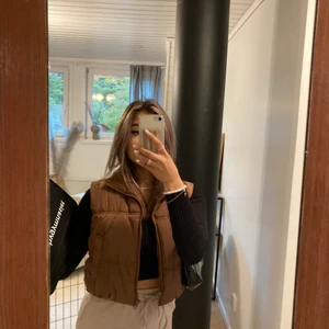 väst - Helt ny väst, säljes pågrund av en liknande redan!!🤩💞