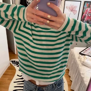 Stickad  - Jättefin stickad tröja från Zara! Storlek M, men passar en S. Det är 100% ull men det känns som en kashmirtröja. Nypris 559kr. Slutsåld hos Zara! Tröjan är som ny, säljer pga använder ej💗💗 Lånade bilder! Köp direkt för 450kr