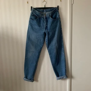 Armani S34 Jeans  - Säljer detta par Armani Jeans då dom ej passar mig. Fick dom från min mormor som troligen har inhandlat dom runt 1990-2000, men har inte hittat exakta modellen på nätet eller när den är från. Dom är mer eller mindre oanvända (med undantag när dom har testats) och är i mycket fint skick. Kan frakta på posten eller mötas upp i Stockholm. 