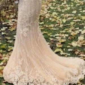 Festklänning/Förlovningsklännig - Hej! Tänkte kolla om någon är intresserad utav min förlovnings klänning som jag nu säljer. Köpt för ett år sen & använd bara två gånger vid två tillfällen. Klänningen har inga konstigheter & är som ny. Storlek på klänningen 38/40 och jag säljer den för 2000kr. Finns det något intresse så kan ni gärna höra av er på pm klännigen köptes för 8000kr 