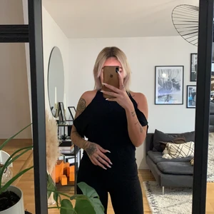 Tröja - Svar tröja med bara axlar 