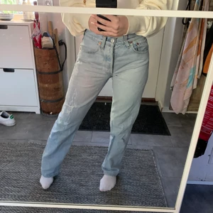 Lowrise raka LEVIS  - finns lite slitningar på insida lår som kan skickas bild på privat, men övrigt super fina och i bra skick. säljes då jag har för många☺️ köpare står för frakt💗