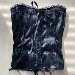 Korsett - Jättefin korsett köpt här på Plick! Har tyvärr endast provats av mig då den inte sitter som jag hoppats. En liten bit av spetsen som lossnat längst ner men inget som märks jättemycket och enkelt går att fixa med lite sykunskaper. 