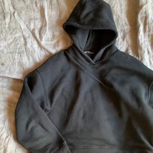 Svart jättefin hoodie från Zara i storlek S. Frakten ingår 🥰💖