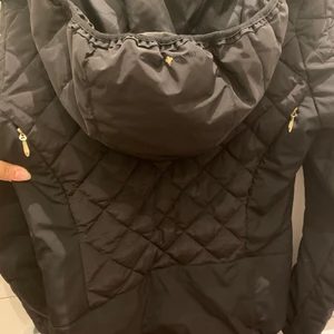 Vinterjacka - Nu när vintern närmar sig kan det vara dags att köpa en fin, nästan helt ny, märkesjacka. Jackan är använd 1 gång bara, och håller värmen mycket bra. Den passar mig som bär både 38/40 i kläder :)