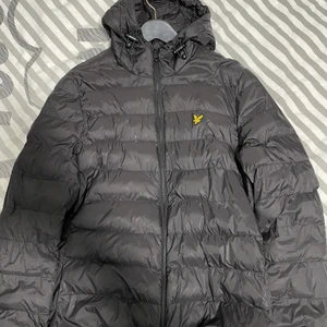 Lyle Scott  - Säljer min Lyle Scott jacka som jag inte använder längre. Jättebra skick. Storlek M