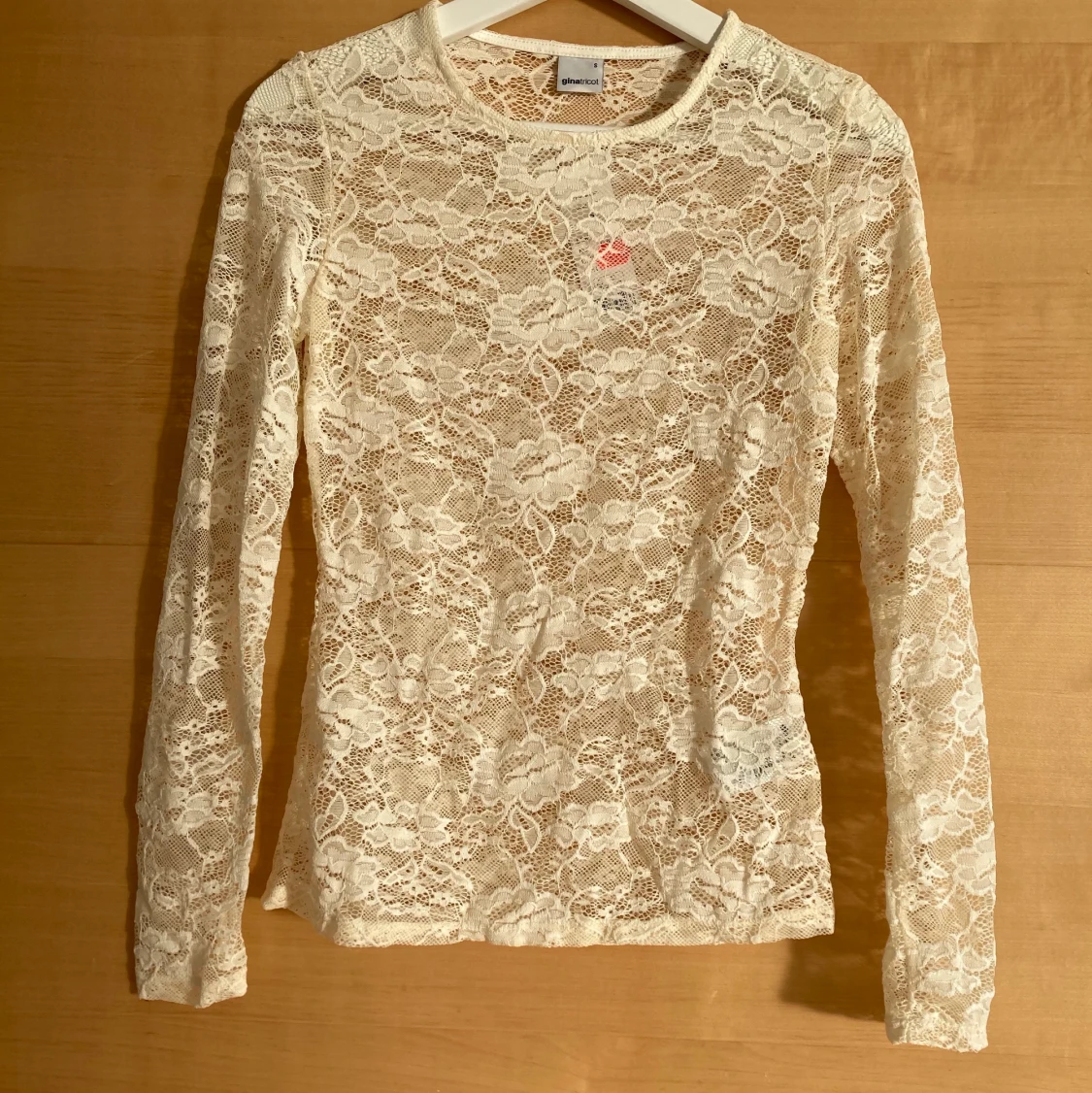 Oanvänd spets tröja från Gina Tricot - 90